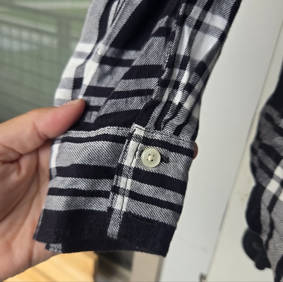 Express Black and White Plaid V Neck Lace Up Collared Flannel Top Sz Medium - Picture 5 of 8